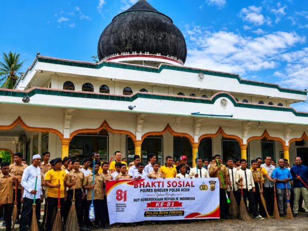 SMK NEGERI 1 JEUMPA BERKOLABORASI BERSAMA ANGGOTA POSPOL KECAMATAN JEUMPA MELAKUKAN BAKTI SOSIAL MEMBERSIKAN MASJID AL MUKARRAMAH ULEE CEUE