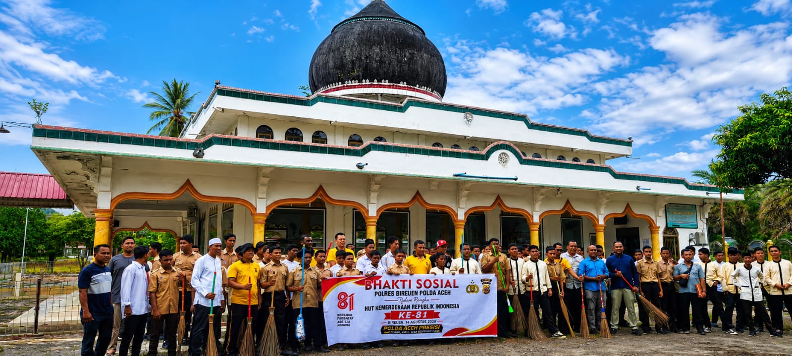 SMK NEGERI 1 JEUMPA BERKOLABORASI BERSAMA ANGGOTA POSPOL KECAMATAN JEUMPA MELAKUKAN BAKTI SOSIAL MEMBERSIKAN MASJID AL MUKARRAMAH ULEE CEUE